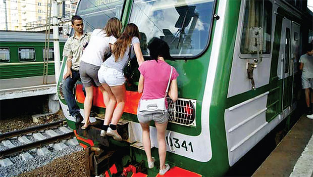 Млади Руси изазивају смрт на крову метроа